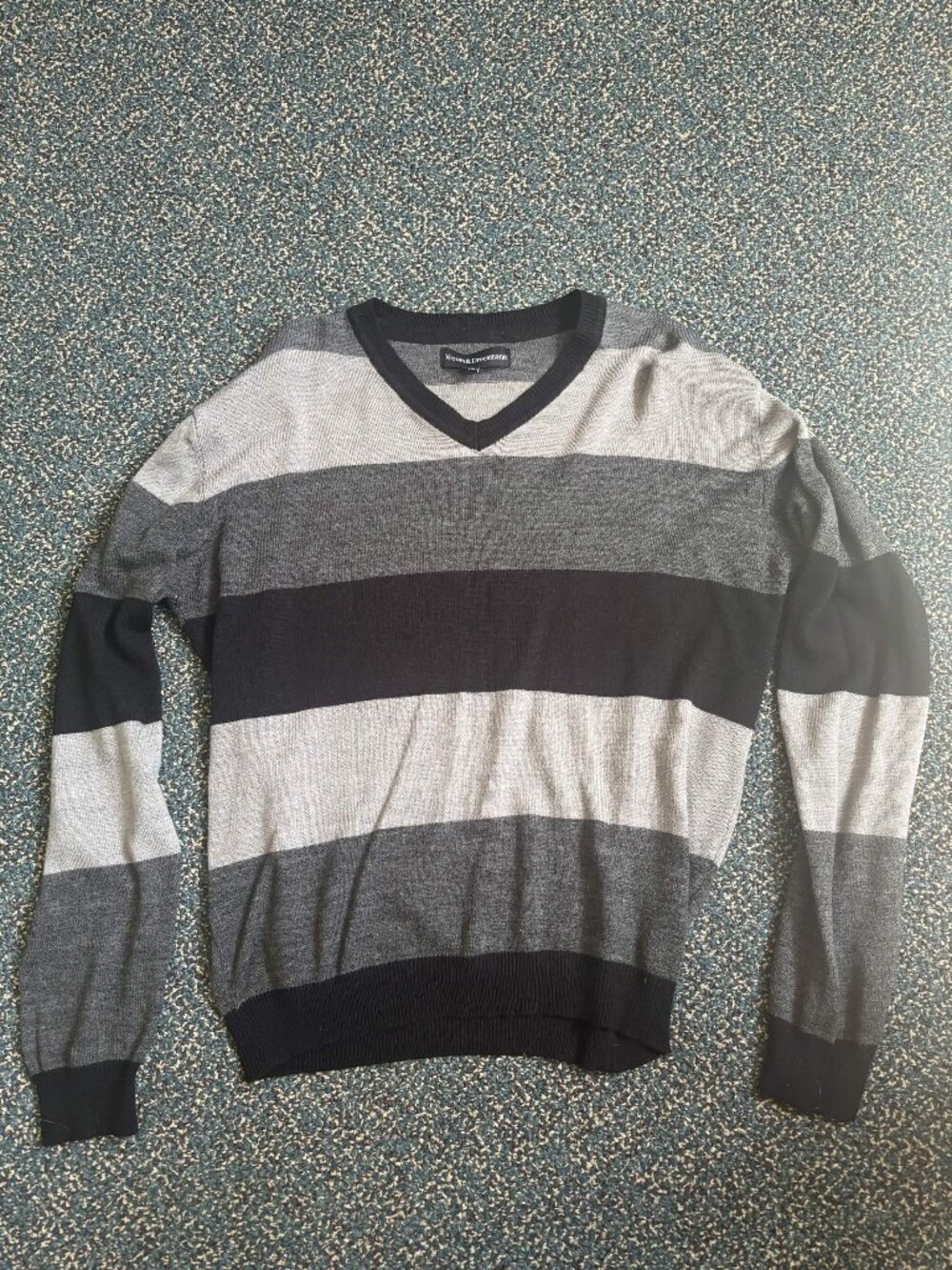 Vroom & Dreesmann Men V-Neck Striped Sweater Gray Black Knit Size M